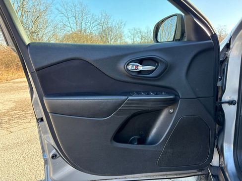 Used 2015 Jeep Cherokee Latitude w/ Comfort/Convenience Group image 16