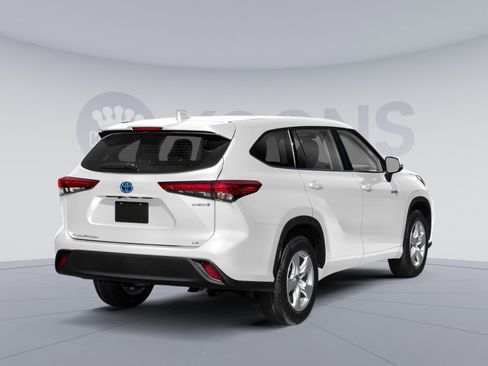 Used 2022 Toyota Highlander LE FWD image 2