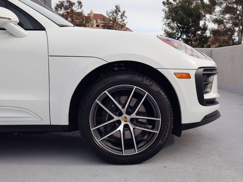 Certified 2025 Porsche Macan image 11