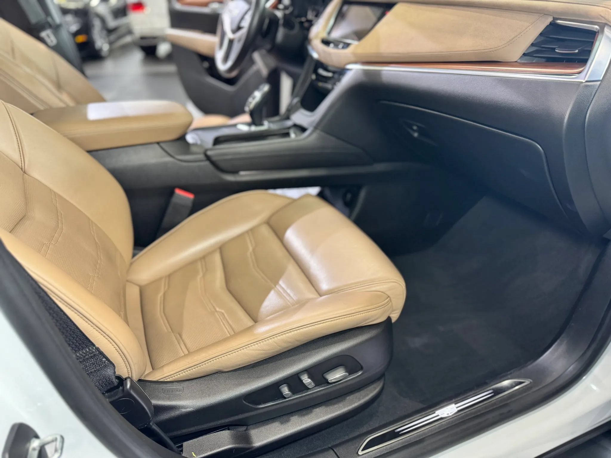 Used 2017 Cadillac XT5 Platinum AWD/4WD image 12