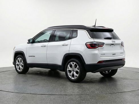 Used 2025 Jeep Compass Latitude image 6