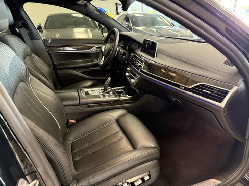 Used 2018 BMW 750i image 29
