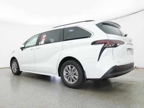 New 2026 Toyota Sienna XLE FWD image 24