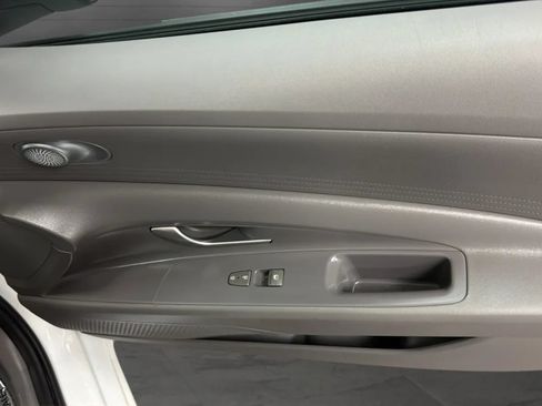 Used 2022 Hyundai Elantra SE FWD image 16