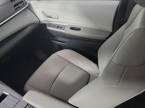 Used 2025 Toyota Sienna XLE w/ XLE Plus Package image 24