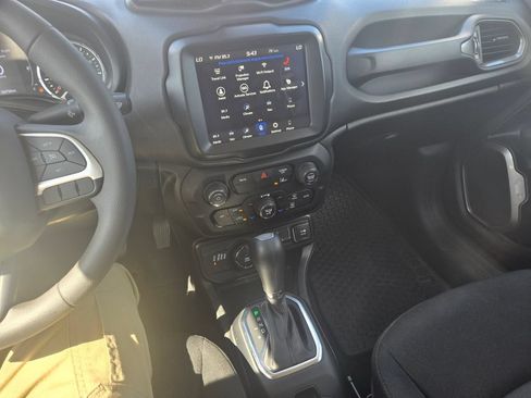 Used 2023 Jeep Renegade Latitude AWD/4WD image 9