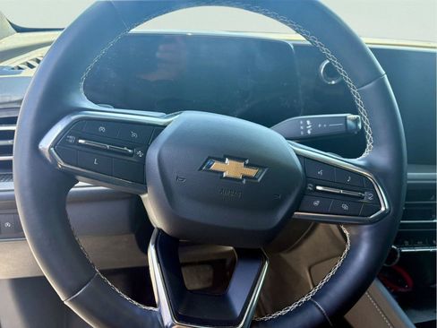 Used 2025 Chevrolet Traverse LT FWD image 13