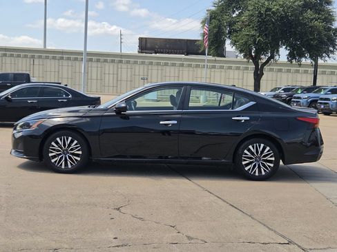 Used 2025 Nissan Altima 2.5 SV FWD image 6