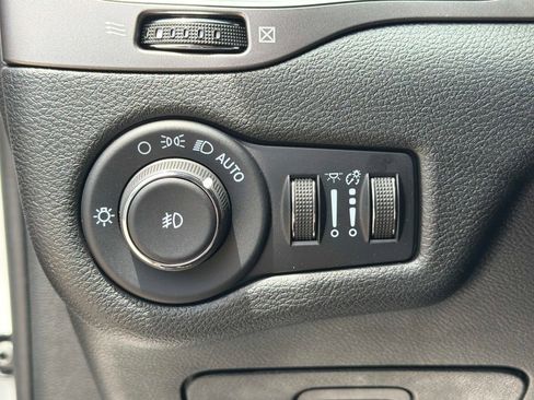 Used 2022 Jeep Cherokee Latitude Lux w/ Sun & Sound Group AWD/4WD image 32
