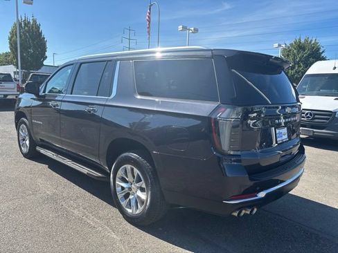 Used 2025 Chevrolet Suburban Premier AWD/4WD image 3