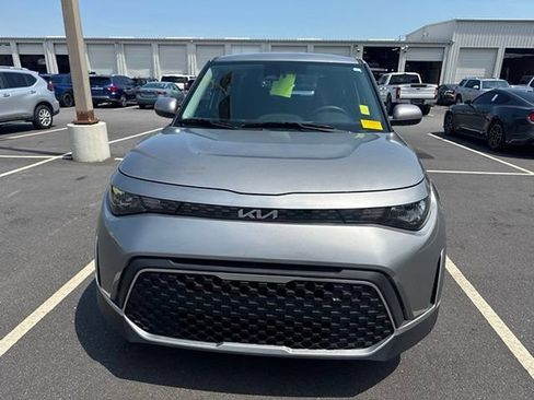 Used 2023 Kia Soul LX FWD image 2