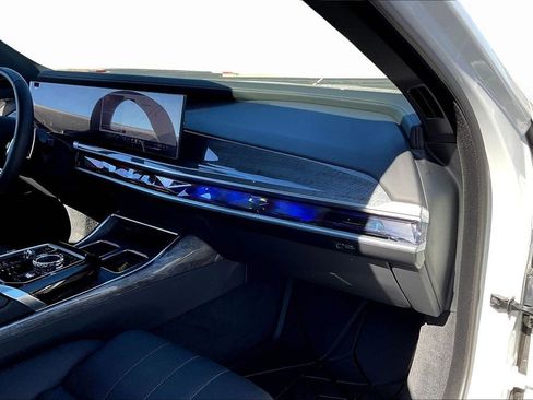 Used 2025 BMW 760i xDrive w/ Premium Package image 26
