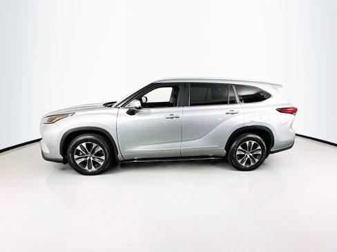 Used 2023 Toyota Highlander XLE AWD/4WD image 3