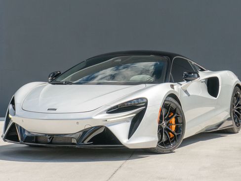 Used 2023 McLaren Artura RWD image 3