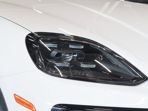 Certified 2024 Porsche Cayenne AWD/4WD image 24