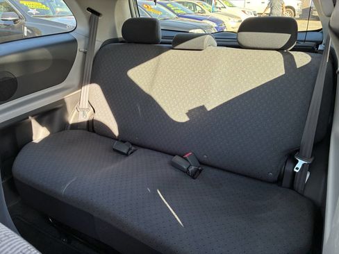 Used 2009 Toyota Yaris 2-Door Hatchback image 4