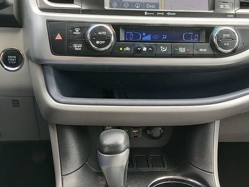 Used 2019 Toyota Highlander XLE FWD image 21