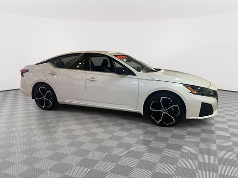 Used 2024 Nissan Altima 2.5 SR FWD image 2