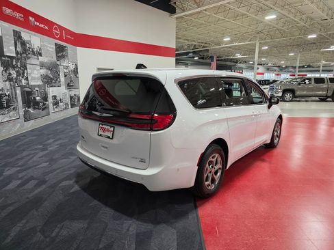 Used 2024 Chrysler Pacifica Limited AWD/4WD image 3
