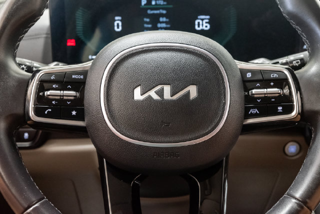 Used 2025 Kia Carnival FWD image 12