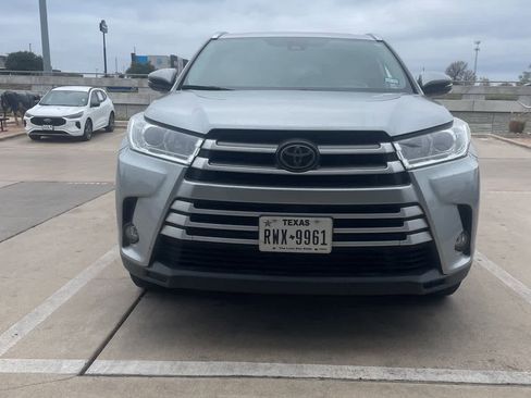 Used 2019 Toyota Highlander XLE image 3
