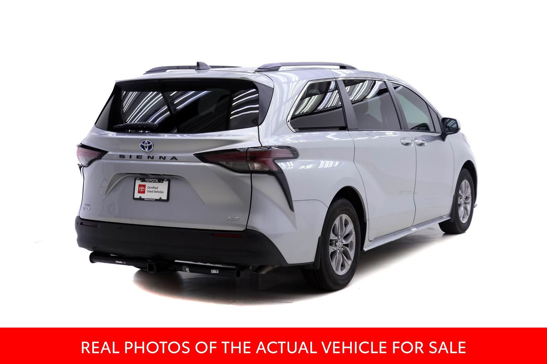 Used 2025 Toyota Sienna XLE FWD image 2