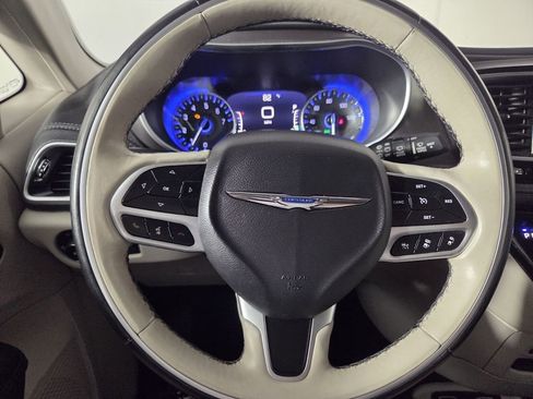 Certified 2018 Chrysler Pacifica Limited w/ Advanced Safetytec Group image 17