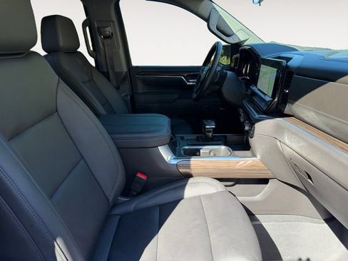 Used 2025 Chevrolet Silverado 1500 LT Trail Boss w/ Convenience Package II AWD/4WD image 15