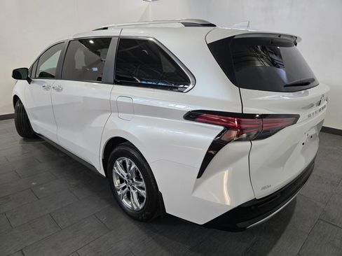 Used 2023 Toyota Sienna Platinum image 3