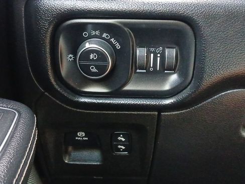 Used 2019 RAM 1500 Laramie AWD/4WD image 12