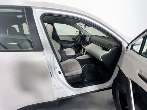 Used 2025 Toyota Corolla Cross L image 29