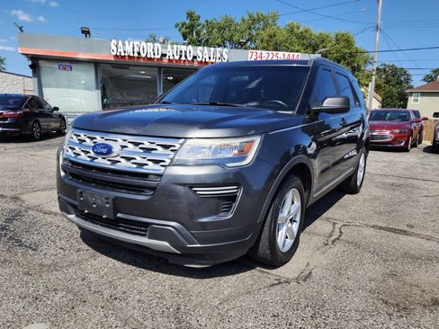 Used 2019 Ford Explorer XLT FWD image 2