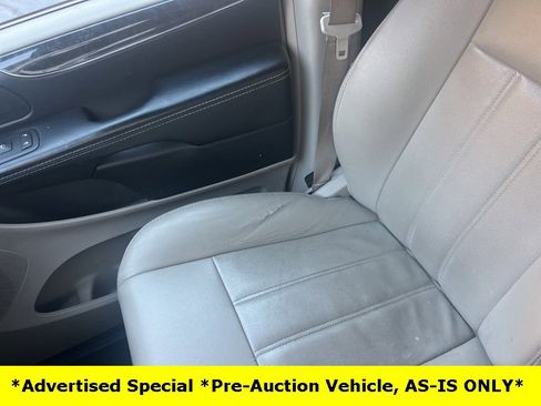 Used 2015 Chrysler Town & Country Touring image 58