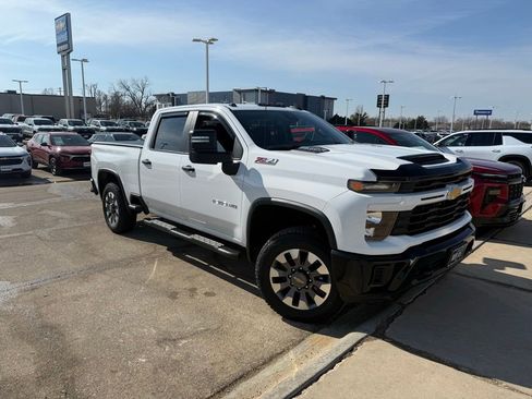 Used 2024 Chevrolet Silverado 2500 Custom w/ Custom Value Package image 2