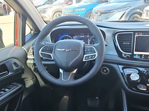 New 2026 Chrysler Pacifica Limited image 22