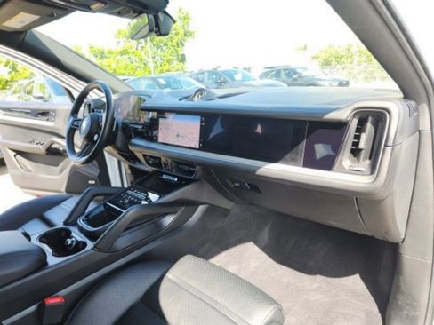 Used 2024 Porsche Cayenne Coupe image 3