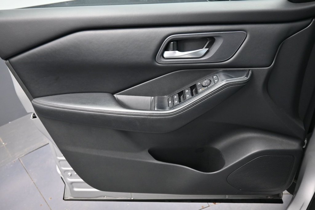 Used 2025 Nissan Rogue SV AWD/4WD image 17