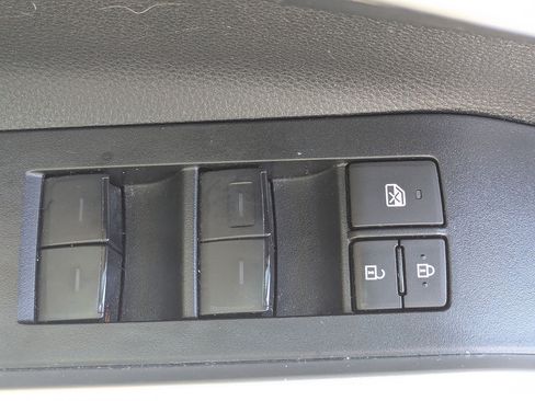 Used 2024 Toyota Highlander XLE AWD/4WD image 12
