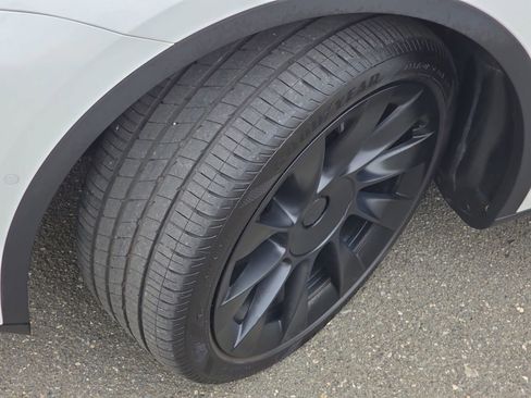 Used 2021 Tesla Model Y Long Range image 36