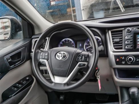 Used 2014 Toyota Highlander LE image 15