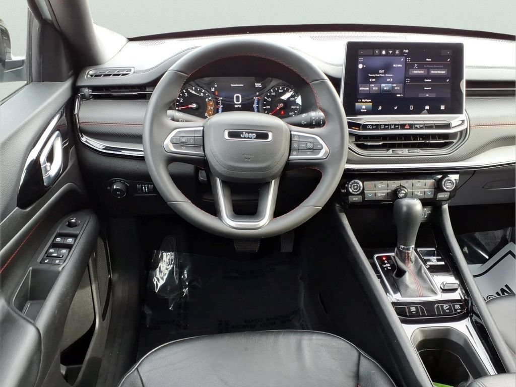 Used 2025 Jeep Compass Trailhawk AWD/4WD image 9