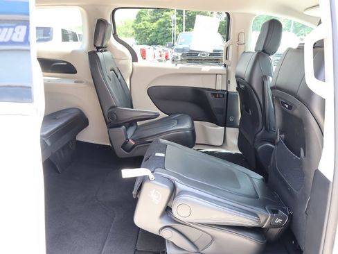 Used 2024 Chrysler Pacifica Touring-L FWD image 31