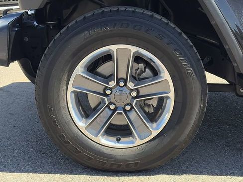 Used 2019 Jeep Wrangler Unlimited Sahara image 11