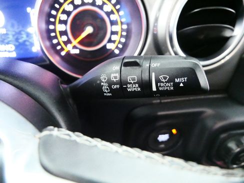 Used 2019 Jeep Wrangler Unlimited Sahara w/ Safety Group AWD/4WD image 32