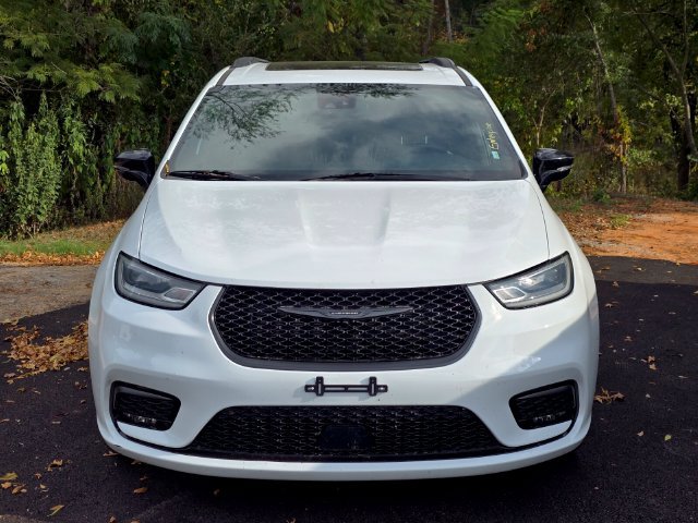 Used 2025 Chrysler Pacifica Limited FWD image 2