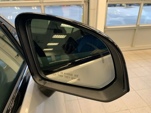 Used 2025 Volvo XC40 B5 Plus image 22