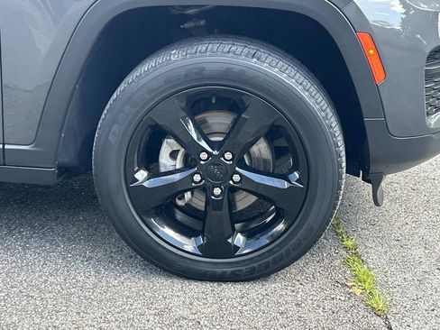 Used 2023 Jeep Grand Cherokee Altitude AWD/4WD image 9