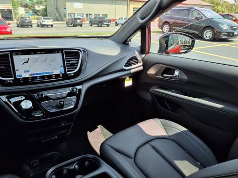 New 2026 Chrysler Pacifica Select image 21