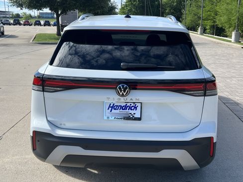 Certified 2025 Volkswagen Tiguan SE FWD image 9