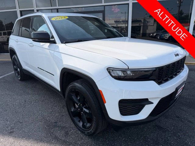 Used 2023 Jeep Grand Cherokee Altitude AWD/4WD image 4